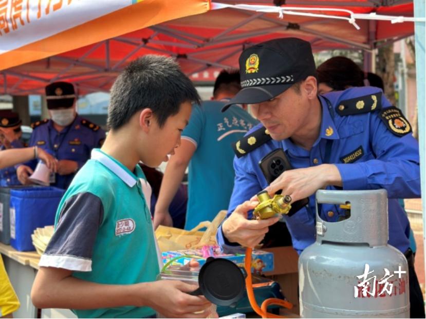 东莞校园“跳蚤市场”来了小小“城管员”