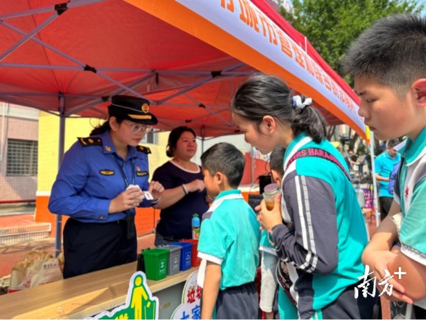 东莞校园“跳蚤市场”来了小小“城管员”