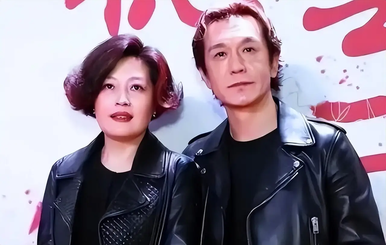 演都不演了:李咏美国下葬7年后,妻子哈文还是走上了姜昆的老路