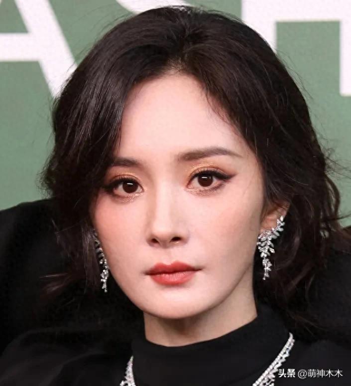 VOGUE红毯生图来了！杨幂妆容显老，周冬雨透视装翻车，金晨脸崩