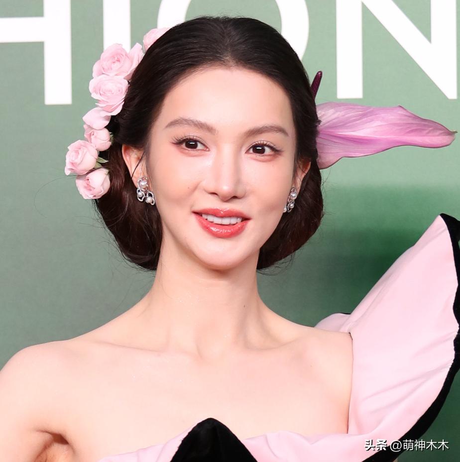 VOGUE红毯生图来了！杨幂妆容显老，周冬雨透视装翻车，金晨脸崩