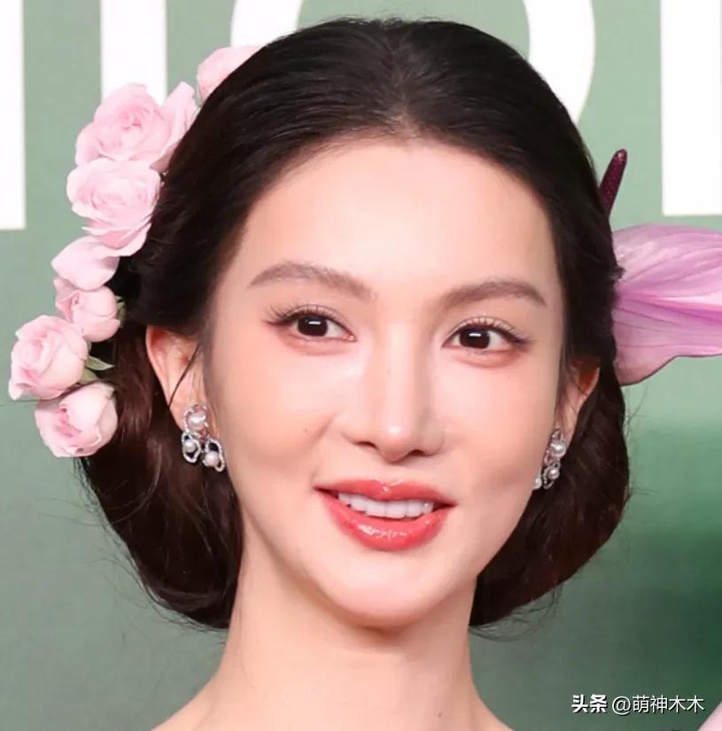 VOGUE红毯生图来了！杨幂妆容显老，周冬雨透视装翻车，金晨脸崩