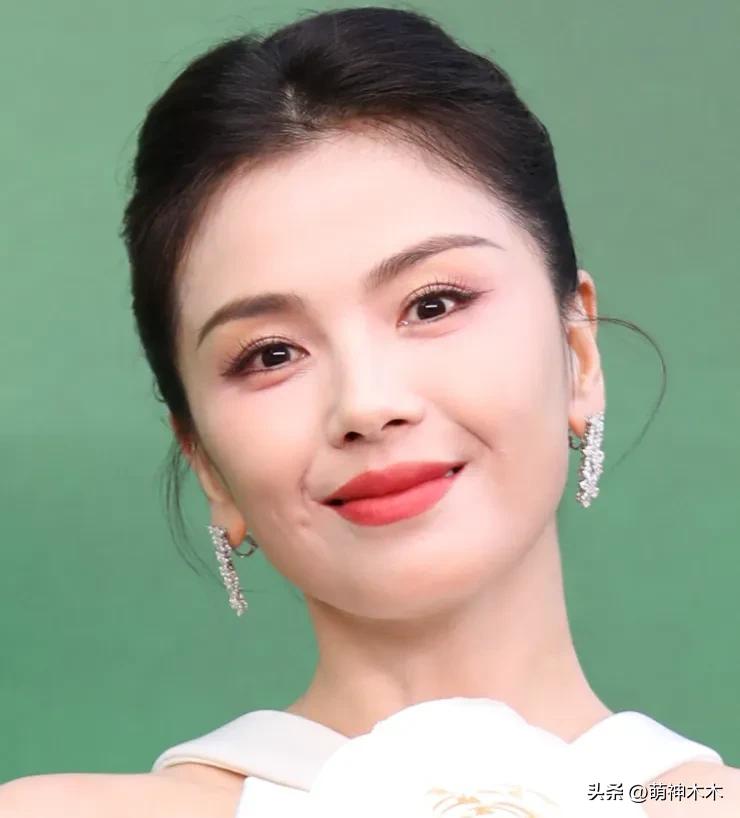 VOGUE红毯生图来了！杨幂妆容显老，周冬雨透视装翻车，金晨脸崩