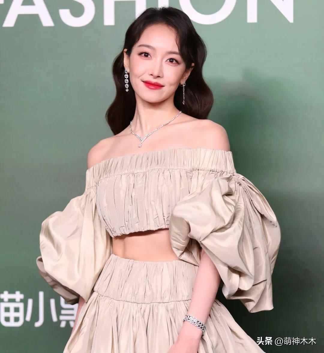 VOGUE红毯生图来了！杨幂妆容显老，周冬雨透视装翻车，金晨脸崩