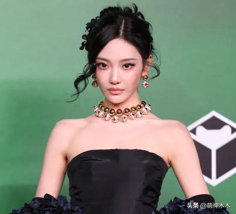 VOGUE红毯生图来了！杨幂妆容显老，周冬雨透视装翻车，金晨脸崩