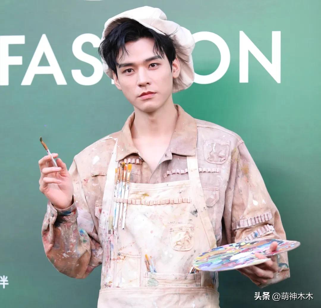 VOGUE红毯生图来了！杨幂妆容显老，周冬雨透视装翻车，金晨脸崩