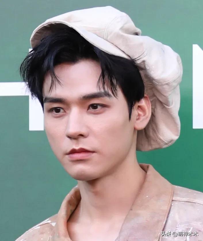 VOGUE红毯生图来了！杨幂妆容显老，周冬雨透视装翻车，金晨脸崩