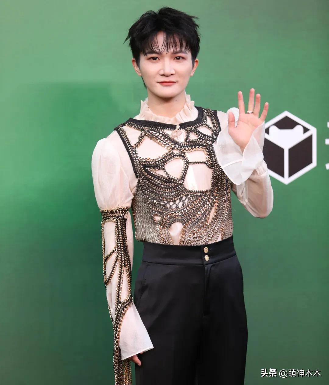 VOGUE红毯生图来了！杨幂妆容显老，周冬雨透视装翻车，金晨脸崩