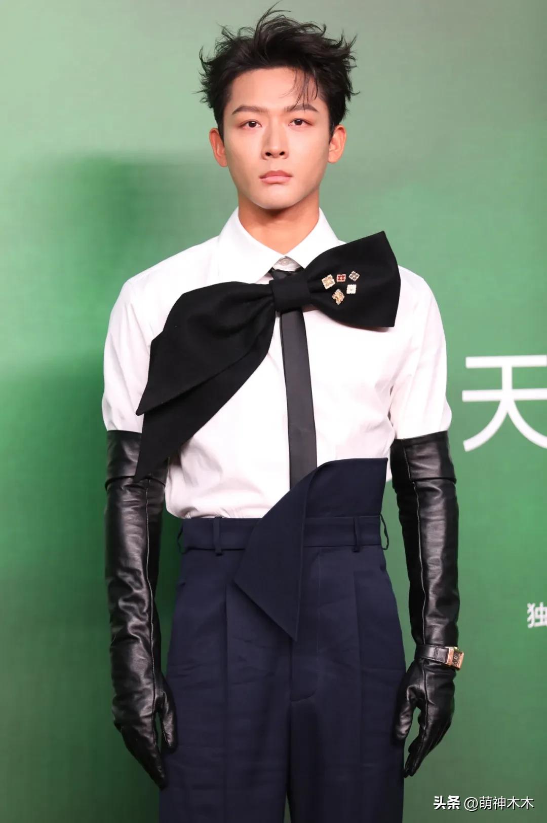 VOGUE红毯生图来了！杨幂妆容显老，周冬雨透视装翻车，金晨脸崩