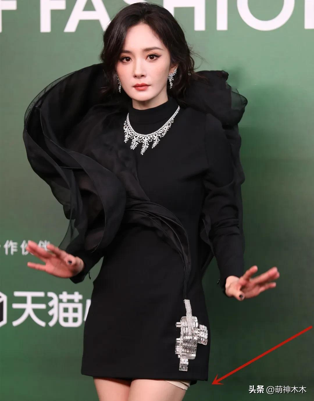 VOGUE红毯生图来了！杨幂妆容显老，周冬雨透视装翻车，金晨脸崩