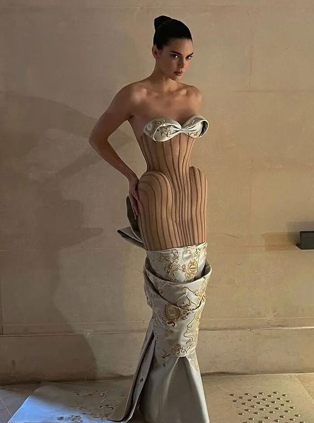 看不懂但大受震撼！15位明星的红毯造型，让网友集体迷惑