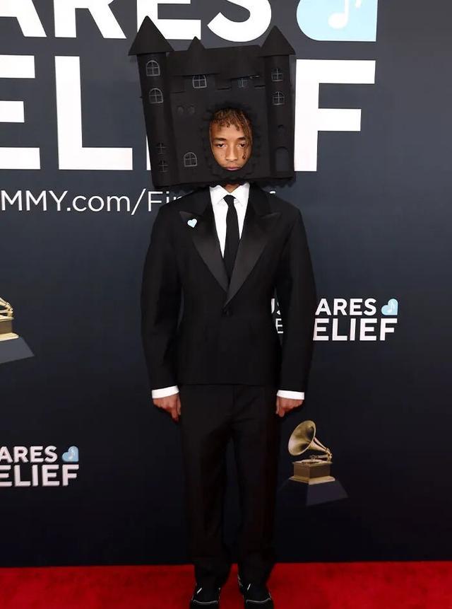 看不懂但大受震撼！15位明星的红毯造型，让网友集体迷惑