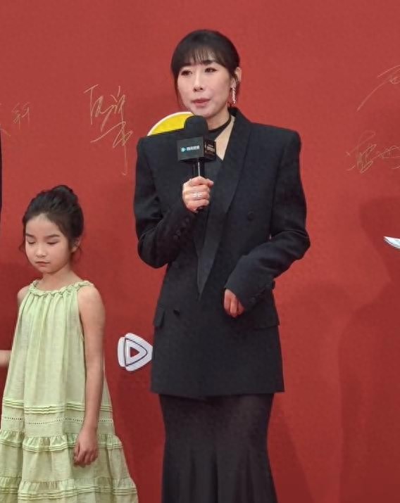 海南红毯太真实，毛晓彤挤出副乳，温峥嵘险走光，陈都灵平胸