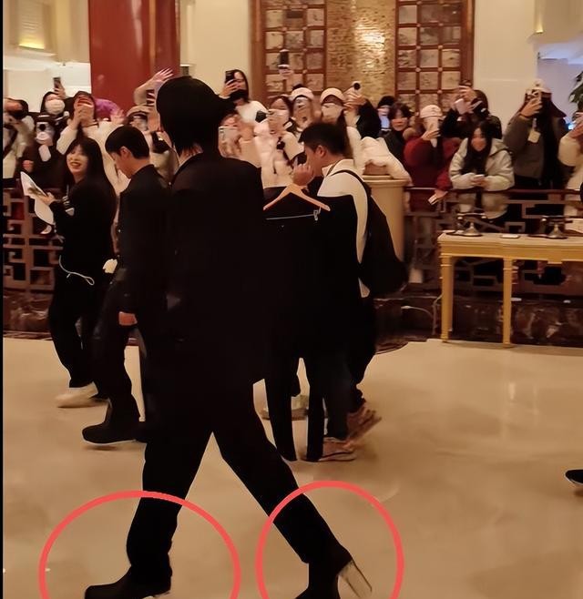 海南红毯太真实，毛晓彤挤出副乳，温峥嵘险走光，陈都灵平胸