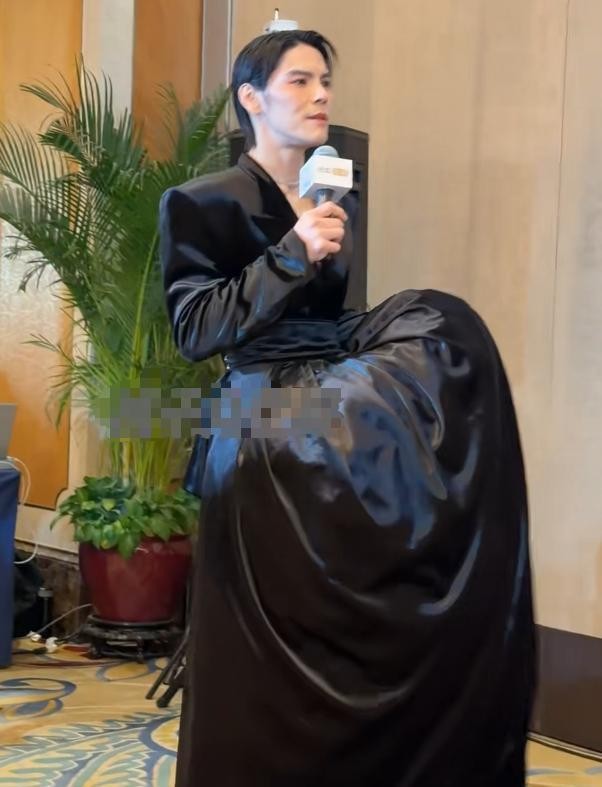 海南红毯太真实，毛晓彤挤出副乳，温峥嵘险走光，陈都灵平胸