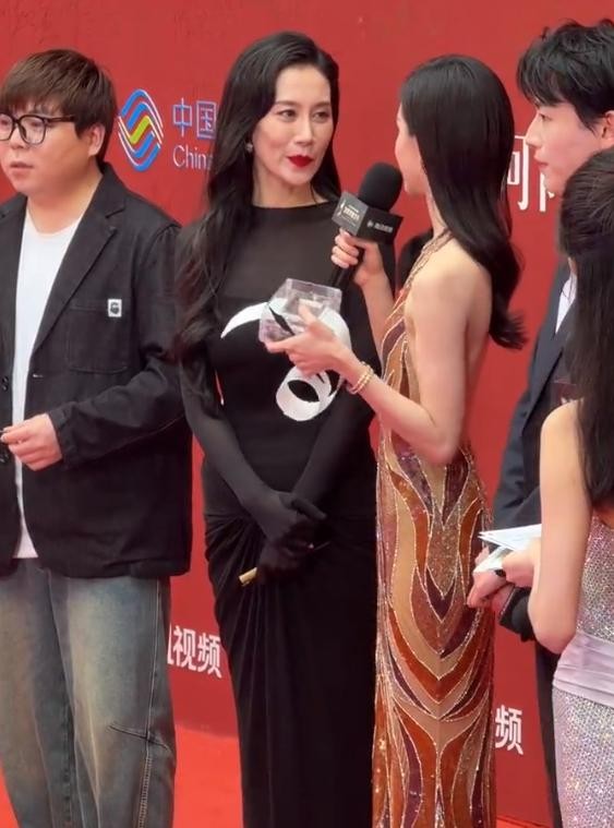 海南红毯太真实，毛晓彤挤出副乳，温峥嵘险走光，陈都灵平胸