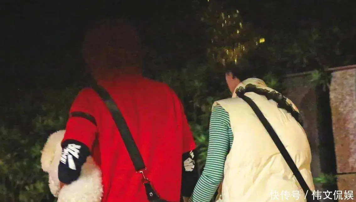 47岁陈楚河官宣恋情，圣诞夜牵手圈外女友，主动抱狗霸气护妻