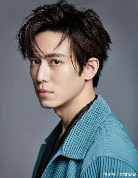 47岁陈楚河官宣恋情，圣诞夜牵手圈外女友，主动抱狗霸气护妻