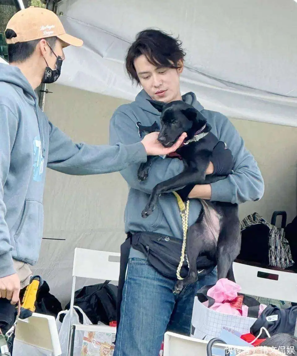 47岁陈楚河官宣恋情，圣诞夜牵手圈外女友，主动抱狗霸气护妻