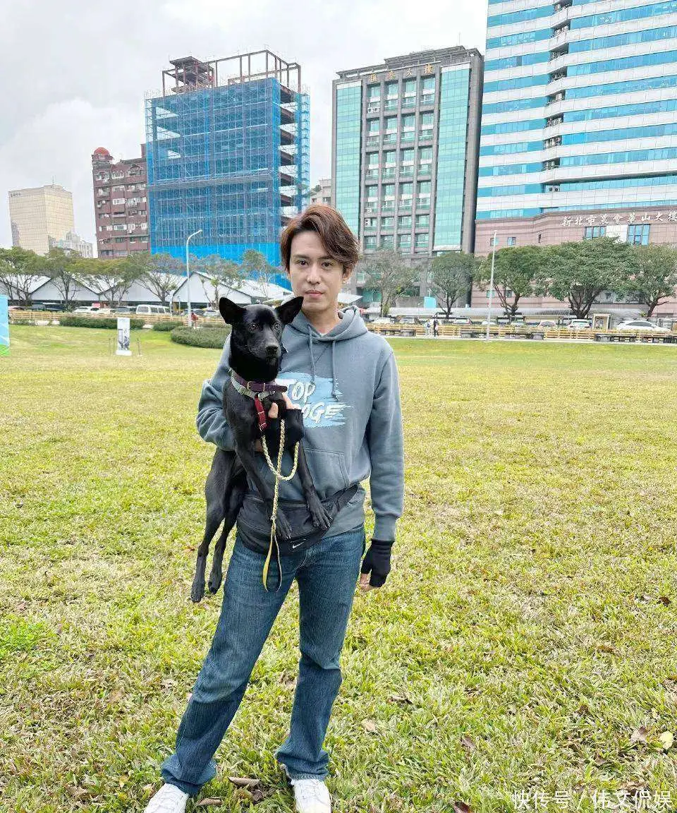 47岁陈楚河官宣恋情，圣诞夜牵手圈外女友，主动抱狗霸气护妻