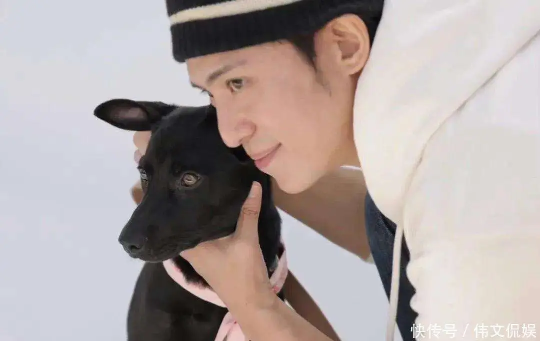 47岁陈楚河官宣恋情，圣诞夜牵手圈外女友，主动抱狗霸气护妻