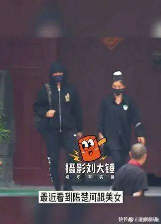 偶像剧男神首度认爱妹子！　陈楚河「抱狗牵女友」甜蜜互动全被拍