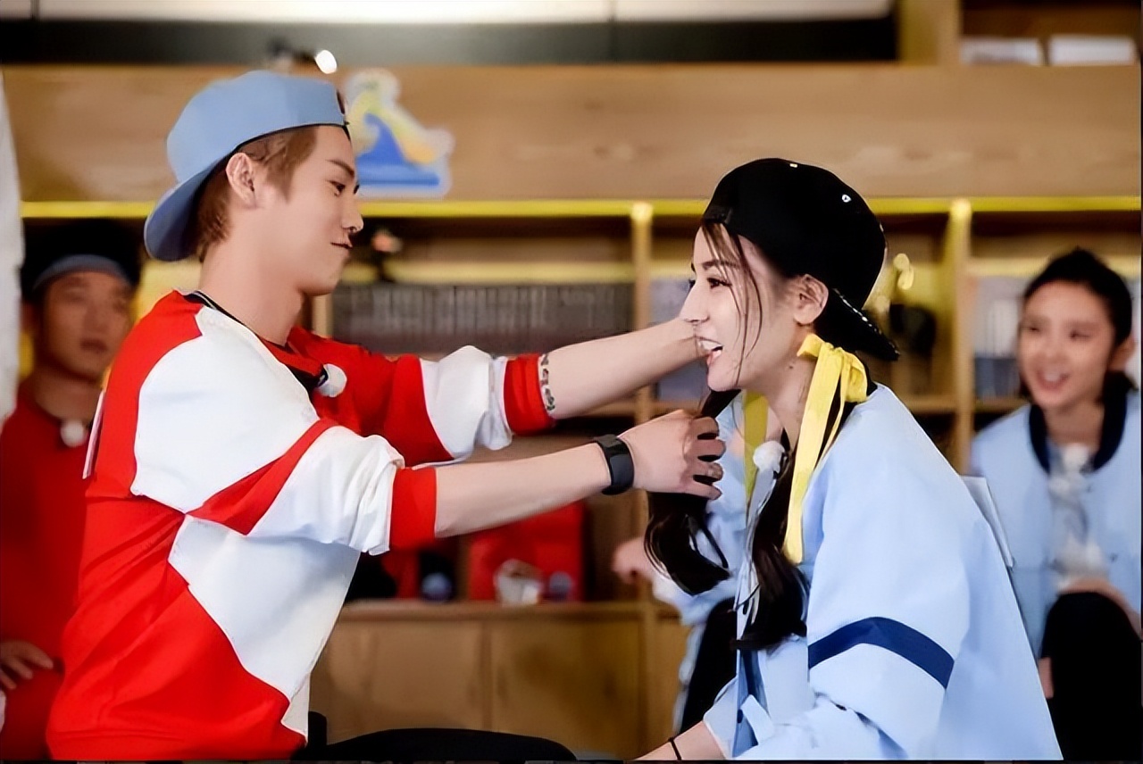 对比判刑13年的吴亦凡,再看27岁情定关晓彤的鹿晗,人间清醒