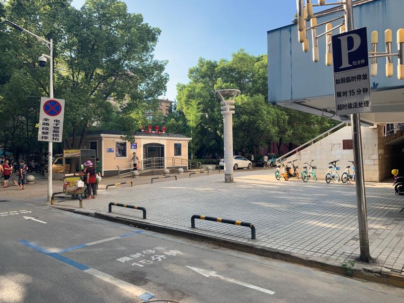 南昌交警启用临时性应急停车泊位，缓解机动车驾驶员如厕停车难