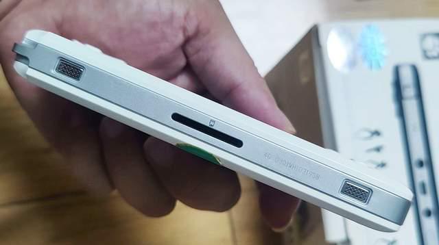 外形参照手柄设计的国产掌机,2.8英寸小屏,千余款游戏随意玩