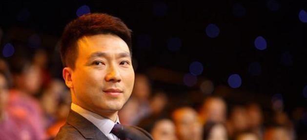 他是电视著名主持人,与妻子恩爱相处19年,今没有儿女令人遗憾