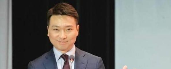 他是电视著名主持人,与妻子恩爱相处19年,今没有儿女令人遗憾