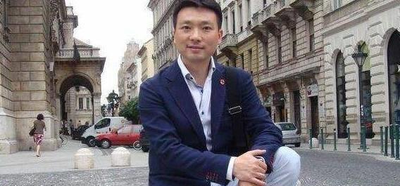 他是电视著名主持人,与妻子恩爱相处19年,今没有儿女令人遗憾