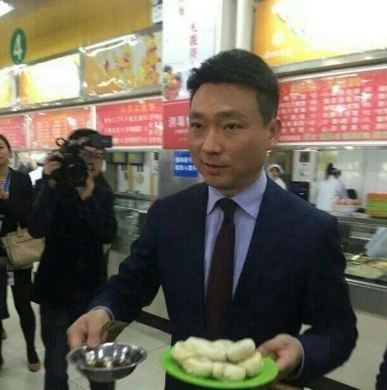 他是电视著名主持人,与妻子恩爱相处19年,今没有儿女令人遗憾