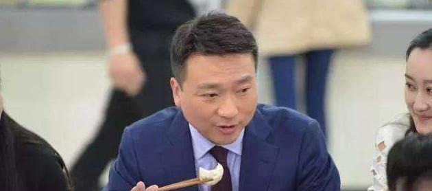 他是电视著名主持人,与妻子恩爱相处19年,今没有儿女令人遗憾