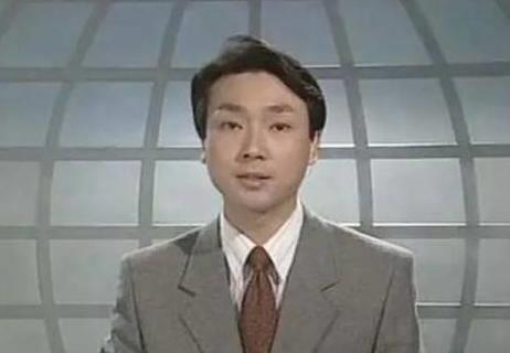 他是电视著名主持人,与妻子恩爱相处19年,今没有儿女令人遗憾