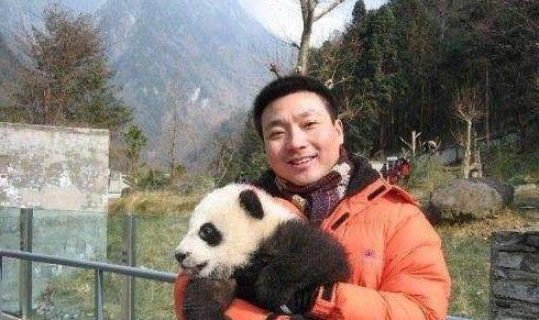 他是电视著名主持人,与妻子恩爱相处19年,今没有儿女令人遗憾