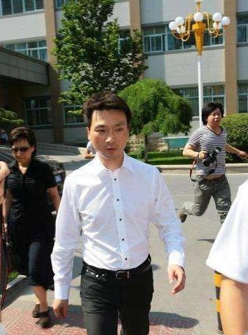 他是电视著名主持人,与妻子恩爱相处19年,今没有儿女令人遗憾