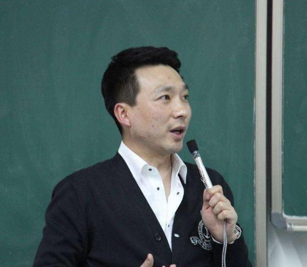 他是电视著名主持人,与妻子恩爱相处19年,今没有儿女令人遗憾