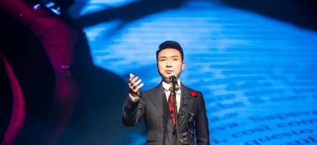 他是电视著名主持人,与妻子恩爱相处19年,今没有儿女令人遗憾