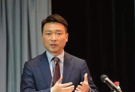 他是电视著名主持人,与妻子恩爱相处19年,今没有儿女令人遗憾