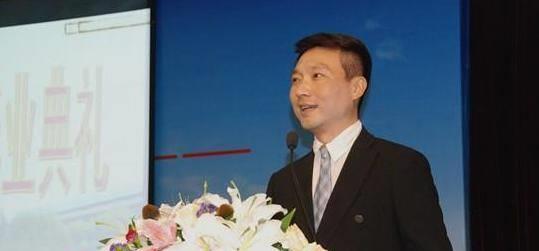 他是电视著名主持人,与妻子恩爱相处19年,今没有儿女令人遗憾