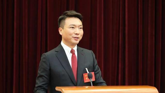 他是电视著名主持人,与妻子恩爱相处19年,今没有儿女令人遗憾