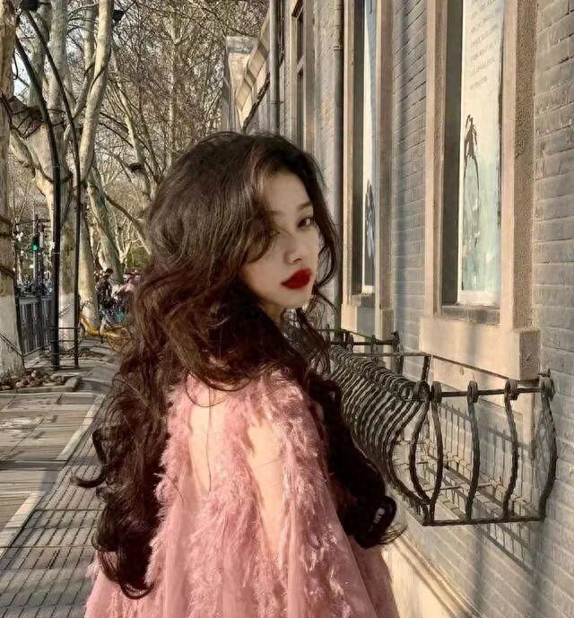 你适合“直发”还是“卷发”？关键由这3点决定，选错容易显老