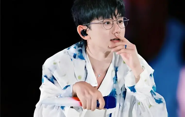 这次官媒“点评”张杰，暴露真实境遇，他与王宝强同遭困境