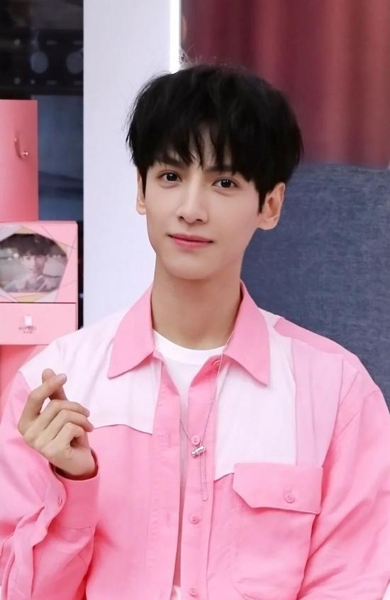 华晨宇吴亦凡绝美“撩发杀” 男生发型A爆指南