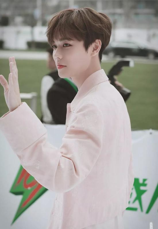 华晨宇吴亦凡绝美“撩发杀” 男生发型A爆指南