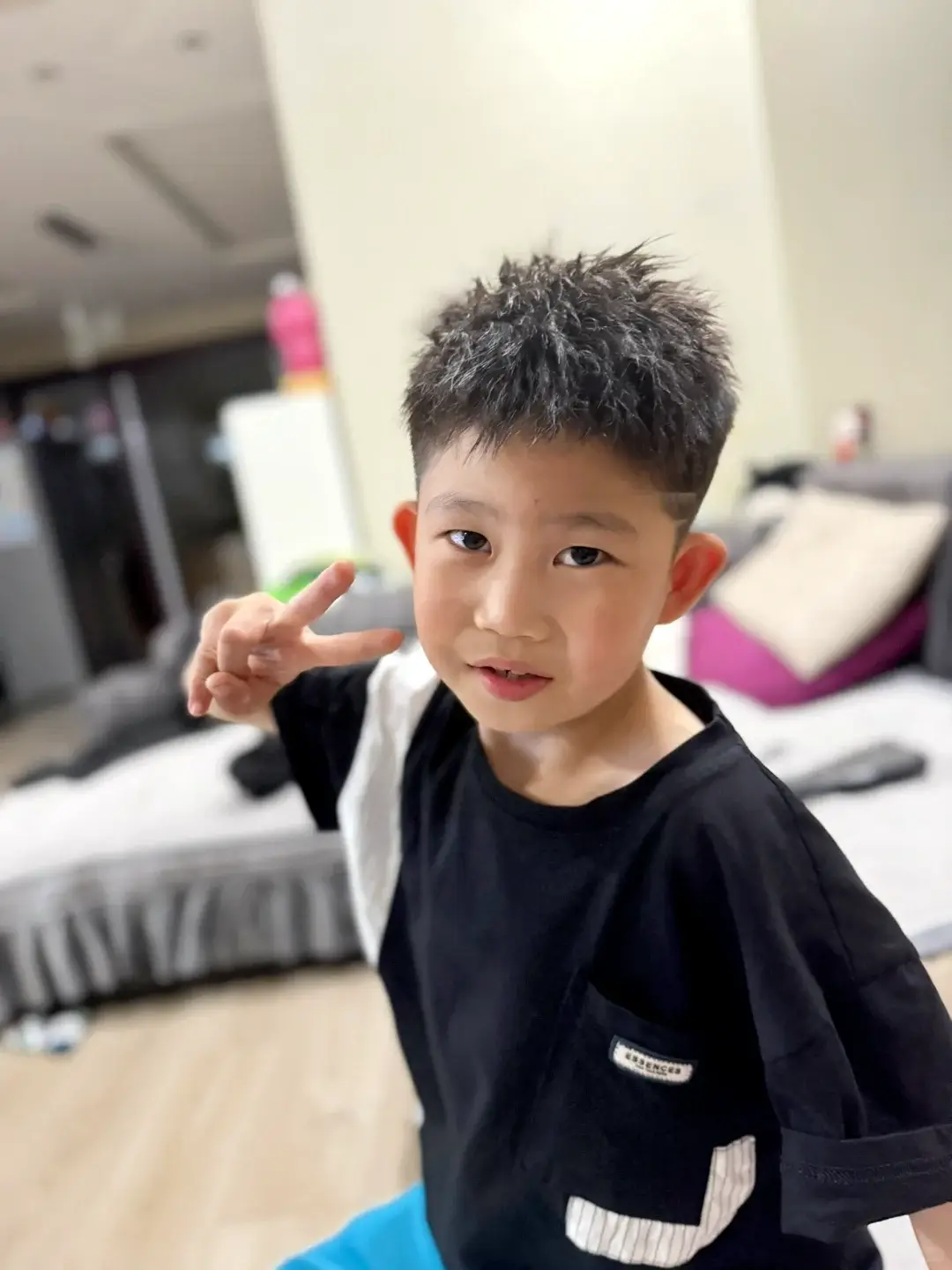 独一无二的小男生烫发，显得特别精神又活泼，回头率超高