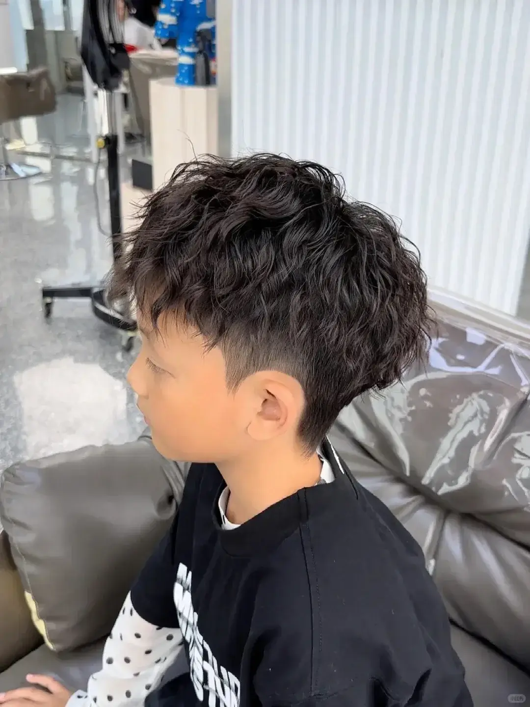 独一无二的小男生烫发，显得特别精神又活泼，回头率超高