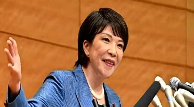 高市麻烦不小!美俄出手补刀,日本记者火上浇油,必须驱逐薛剑