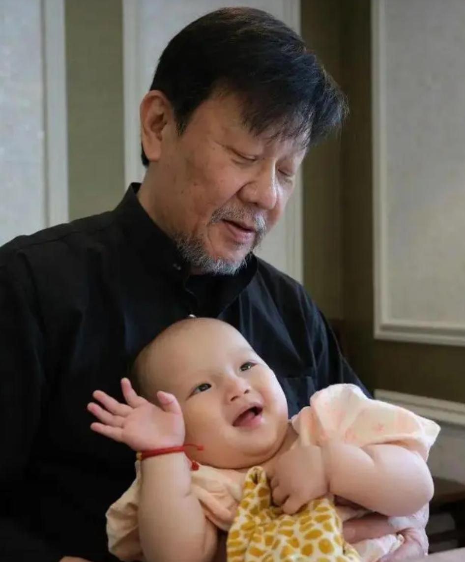 一夫二妻“视帝”寇世勋：原配不离不弃，偏房隐退，晚年儿孙满堂